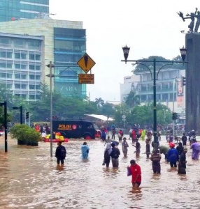 (zdjęcie przedstawia zalaną ulicę Dżakarty)
