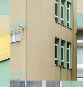 Kolaż zdjęcie przedstawiający różne elementy budynku szkoły: zielono-żółte ściany i kilku skrzydłowe okna