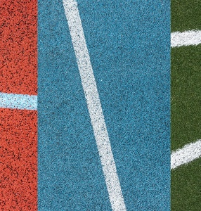 Kolaż fotografii fragmentów boisk szkolnych w kolorach czerwonym, niebieskim i zielonym