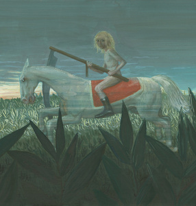 Naga blond dziewczyna na biłaym koniu z kosą jedzie przez nocny krajobraz i patrzy wprost na widza
