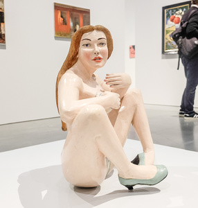 Zdjęcie. Rzeźba nagiej kobiety siedzącej autorstwa Aleksandry Waliszewskiej