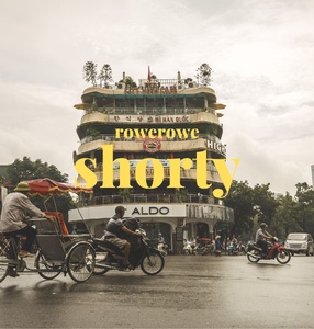 Fotografia ulicy w miasta w Azji: widoczny budynek z napisem „Aldo\
