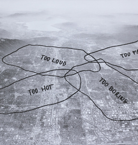 Na czarno-białe satelitarne zdjęcie miasta naniesiono cztery czarne okręgi opisane: \