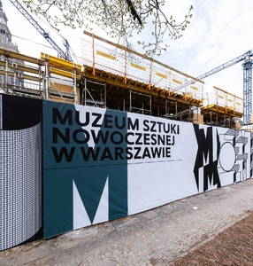Zdjęcie. Widok na budowę nowej siedziby Muzeum Sztuki Nowoczesnej w Warszawie przy Placu Defilad.