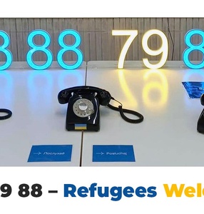 888 88 79 88 Refugees Welcome. Artystki i artyści na rzecz uchodźczyń i uchodźców