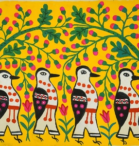 Obraz. Na żółtym tle cztery pingwiny idą jeden za drugim w prawą stronę. Motywy roślinne i kwiatowe na całej powierzchni obrazu. 
