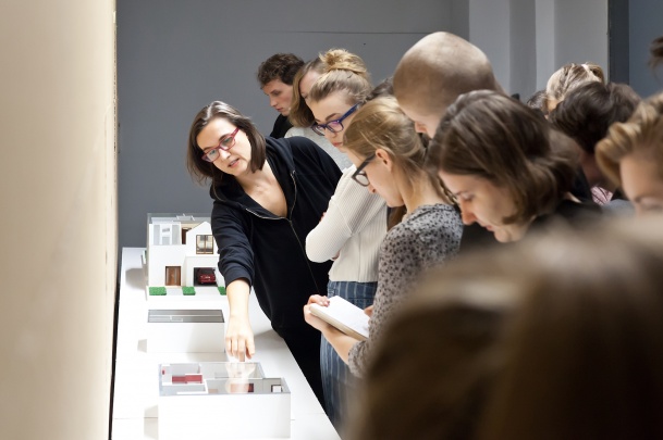 Curatorial guided tour in English 
