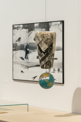 Zdjęcie prac na wystawie, w tym Wykrzyknika Rudolfa Sikory, obiektu, w którym kula ziemska spełnia rolę kropki
