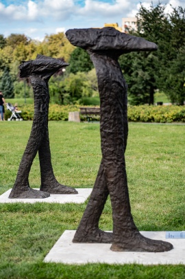 Zdjęcie rzeźb Magdaleny Abakanowicz: dwie kroczące postaci odlane z brązu