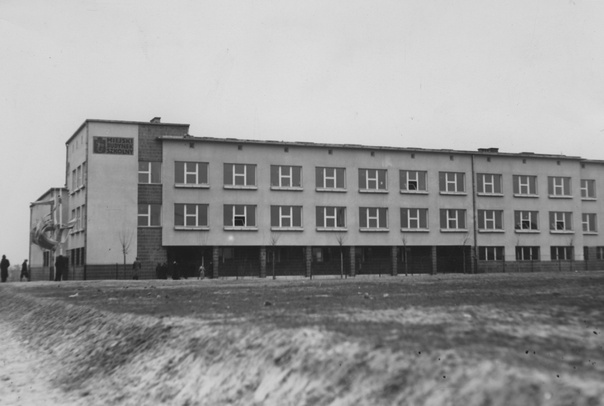 Zdjęcie ukazujące nowowybudowany murawany budynek szkoły
