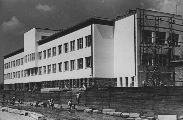Czarno-biała fotografia budynku szkoły w trakcie budowy