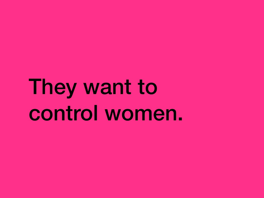 (kadr z wideo Tony\'ego Cokesa, czarny napis na różowym tle, głoszący: Oni chcą kontrolować kobiety)