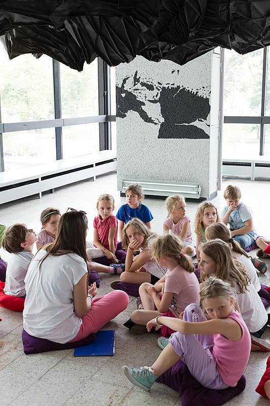 Zajęcia dla dzieci w przestrzeni wystawy „Co widać. Polska sztuka dzisiaj”, fot. B Stawiarski