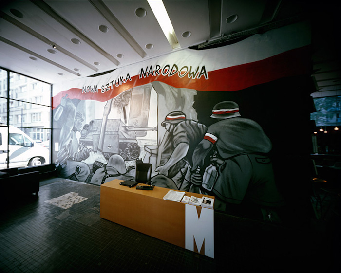Graffiti grupy Warsaw FantasticS (2012) zapowiadający wystawę ?Nowa Sztuka Narodowa? w hallu wejściowym muzeum