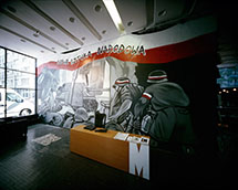 Graffiti grupy Warsaw FantasticS (2012) zapowiadający wystawę ?Nowa Sztuka Narodowa? w hallu wejściowym muzeum